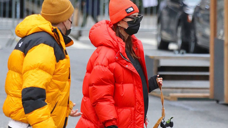 Η stylish εμφάνιση της εγκυμονούσας Emily Ratajkowski στη Νέα Υόρκη